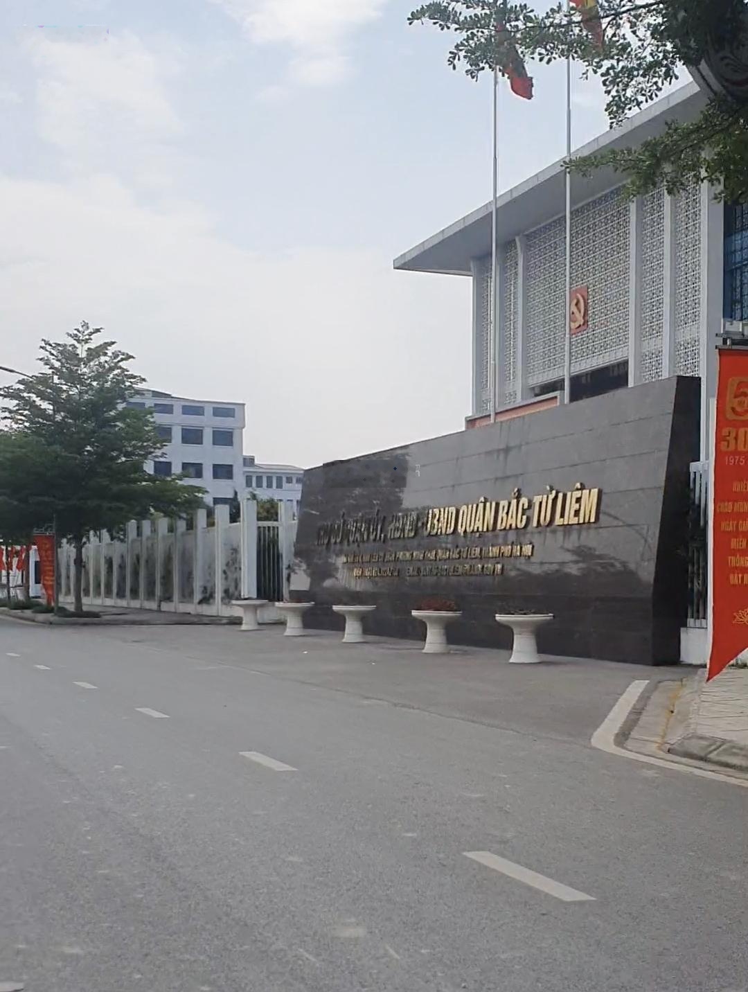 Bán 120m2 đất MT 8m hơn 8 tỉ, 2 mặt ngõ ô tô, cạnh Quận Ủy Bắc Từ Liêm