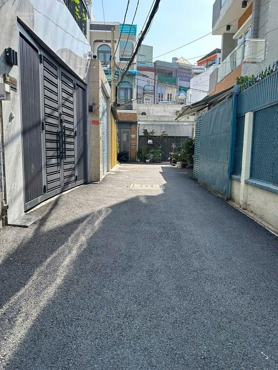 Ngay công viên Làng Hoa, nhà mới vào ở liền. Oto ngủ trong nhà, trệt, 2 lầu. Sân thượng 4PN