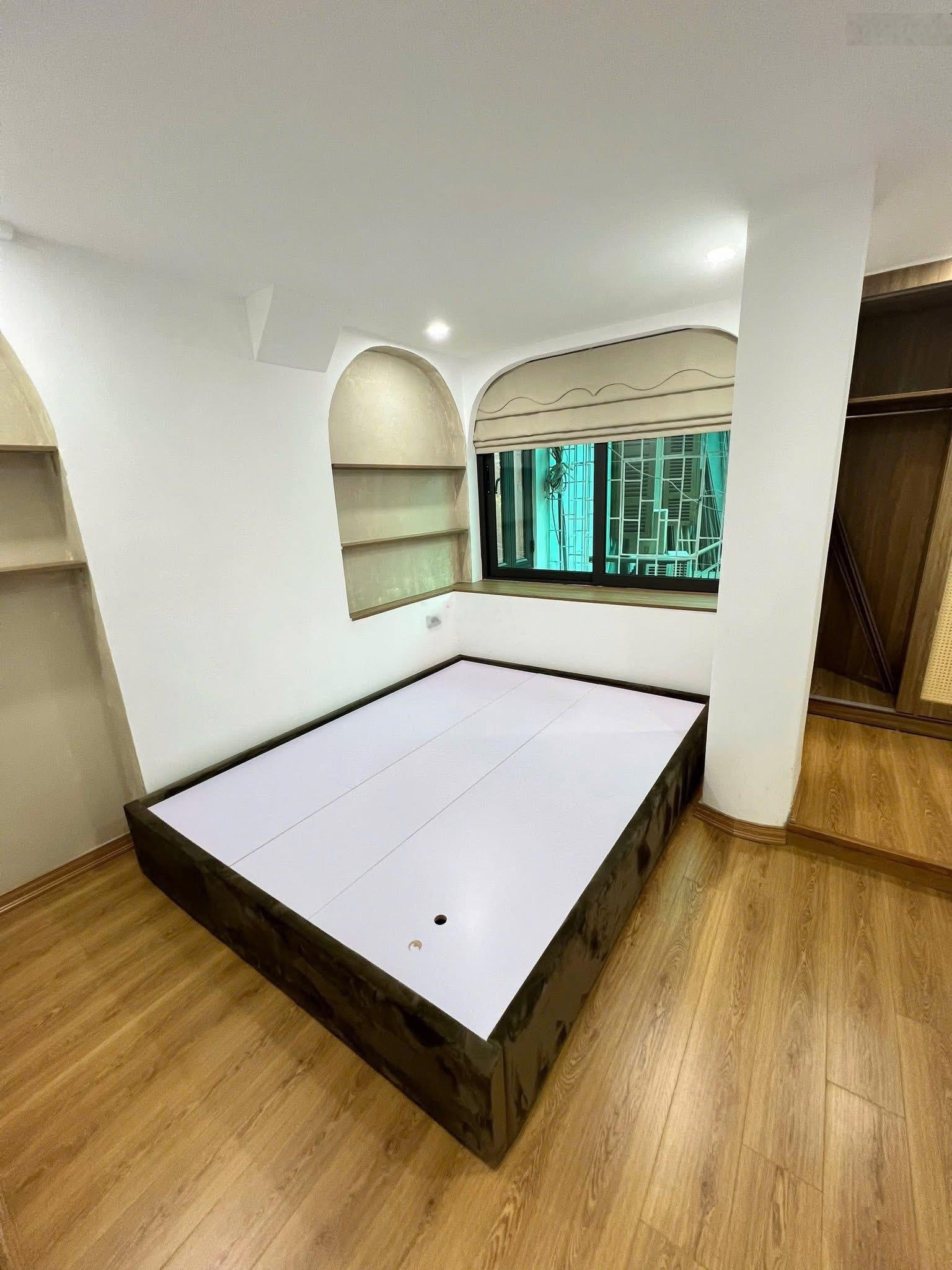 Bán nhà tập thể phố Tạ Quang Bửu nhà đẹp 2 thoáng nguyên bản ở ngay 80m T2 2PN sổ đỏ to