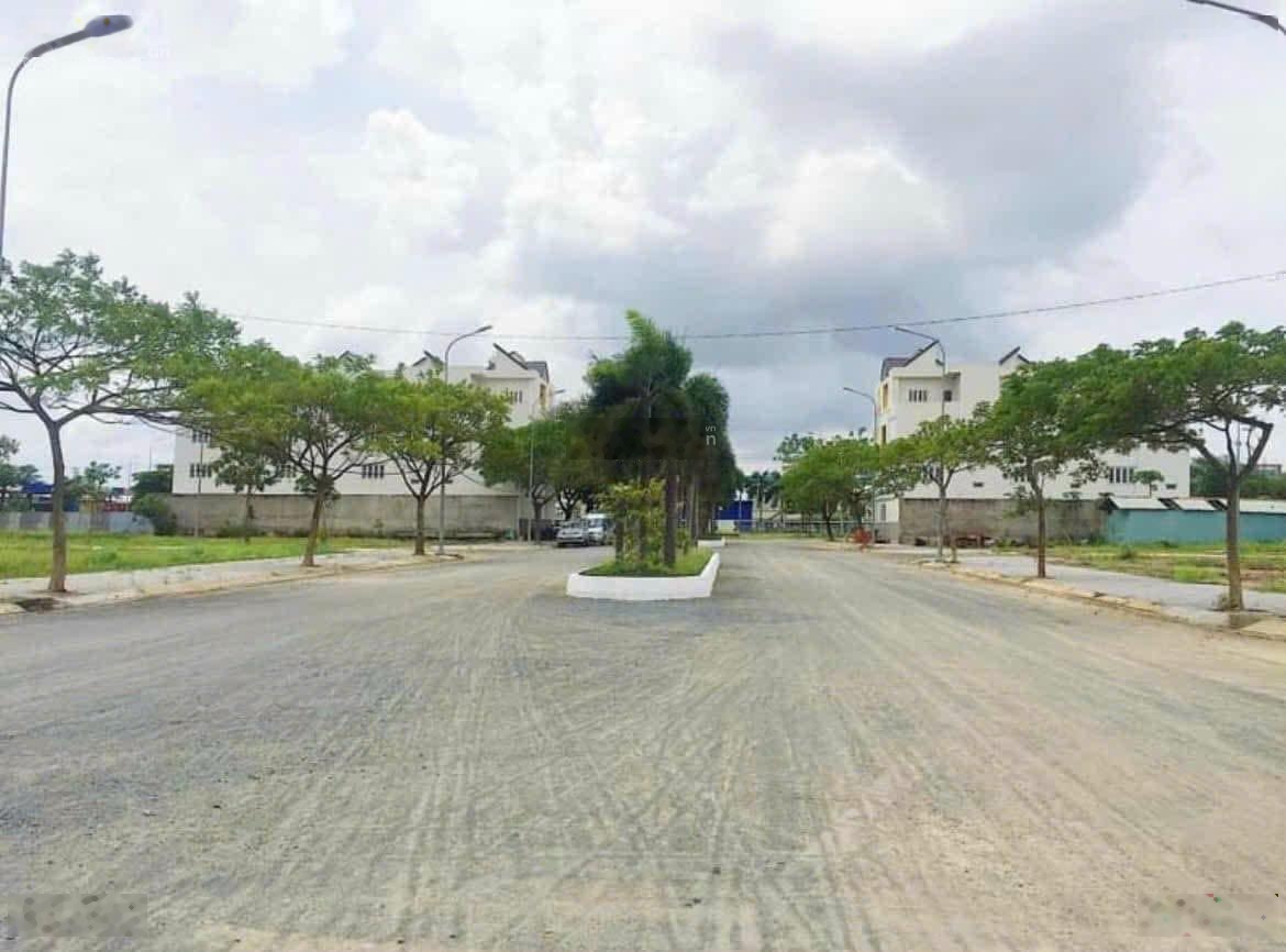 Nóng. 3 lô liền kề VIP Daresco có 1-0-2, 2 mặt tiền. DT 420m2, khách VIP chốt ạ