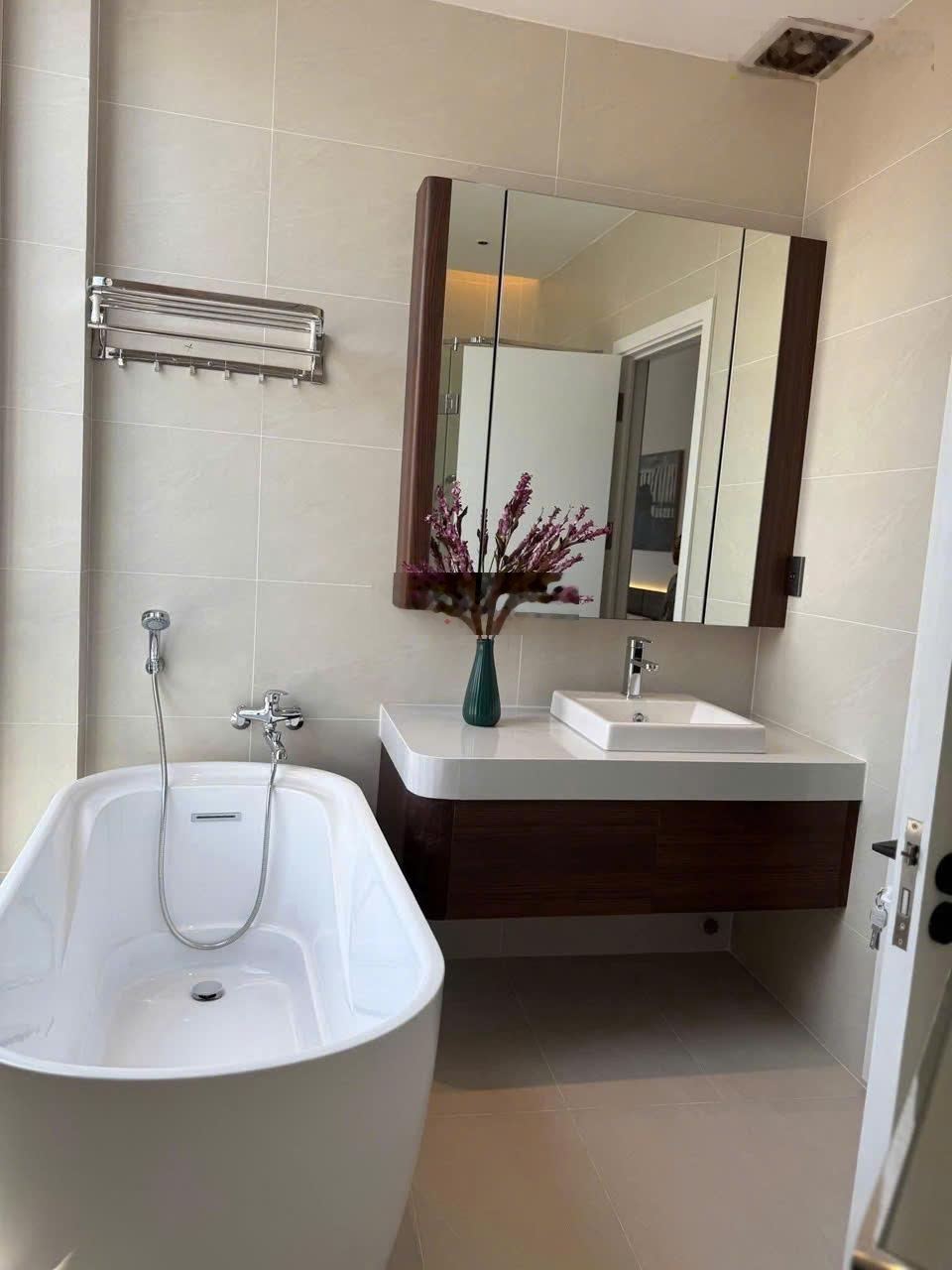 Bán nhà mới xây hiện đại có gara ô tô dọn vào ở ngay, đường trung tâm Nam Kỳ Khởi Nghĩa Vũng Tàu