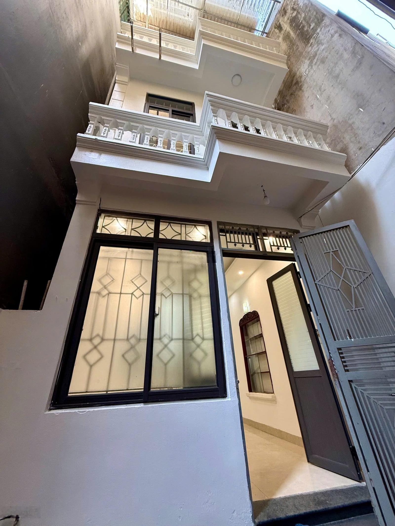 Cho thuê nhà 5T Minh Khai giá 11Tr . Mặt ngõ thông kinh doanh nhỏ.