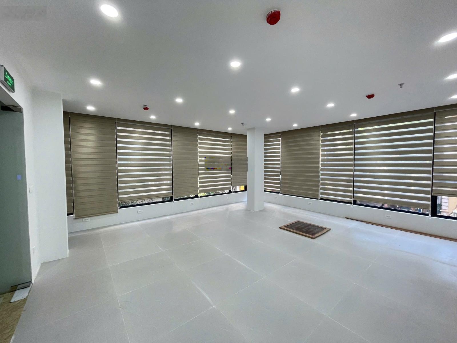 Chính chủ cho thuê Văn phòng căn góc 70m2 tại phố 106 Hoàng Quốc Việt, Nghĩa Đô, 12 tr/th