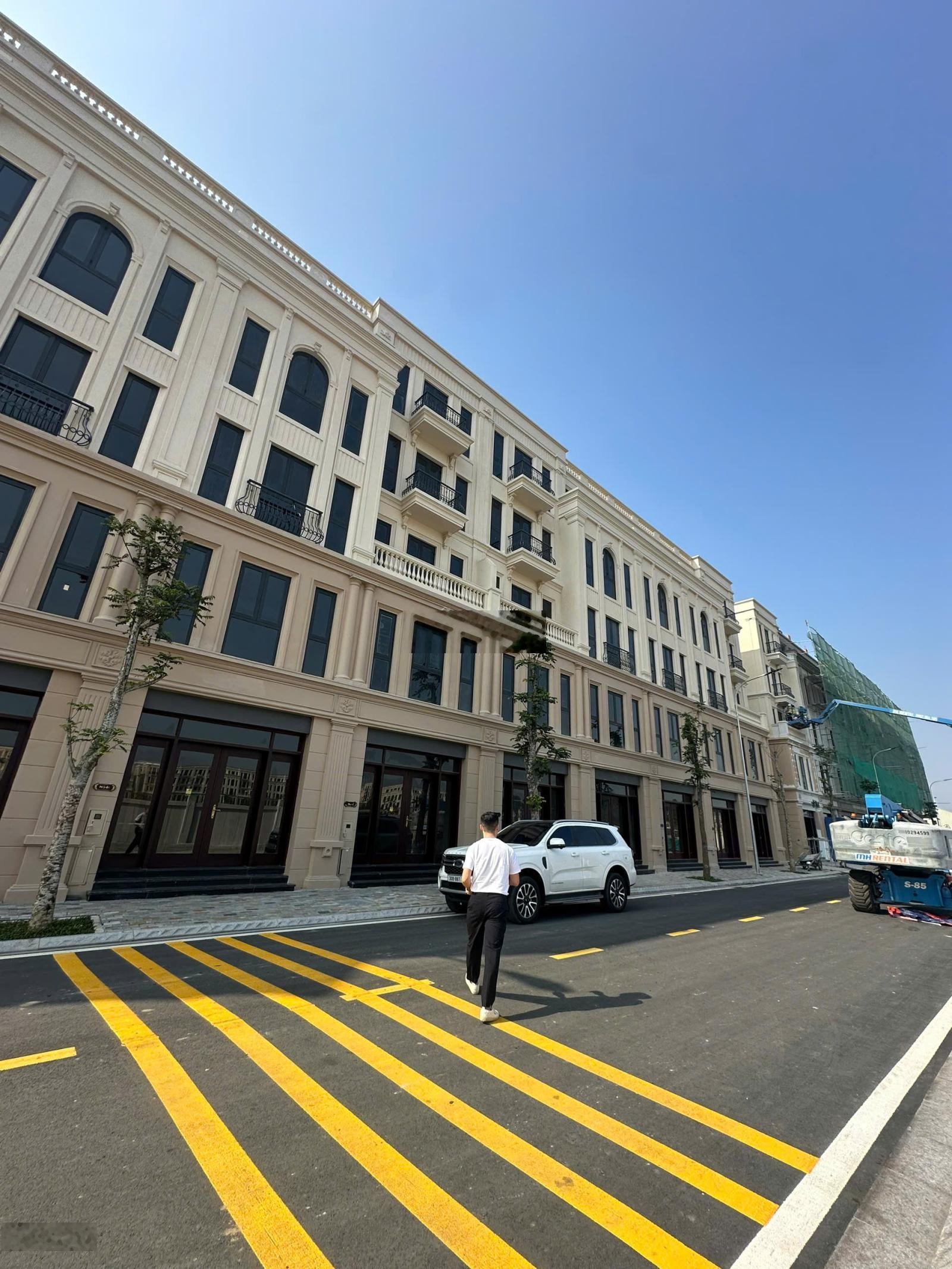 Bán nhanh BTLK Hoàng Gia 5 Vin Cổ Loa 80m2, 32 tỷ bao phí LH 0966382595