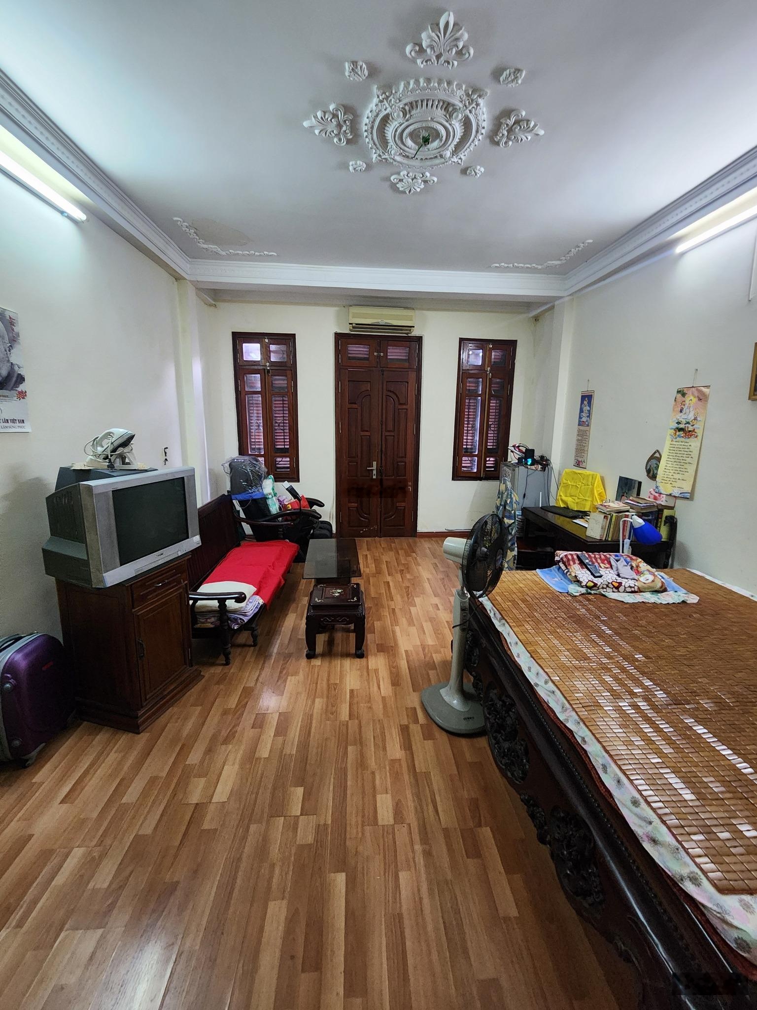 Chuyển nhượng nhà tại Q. Đống Đa . Có vỉa hè . DT50m2 . MT4.3m . Xây 5 tầng . Giá chào 23 tỷ