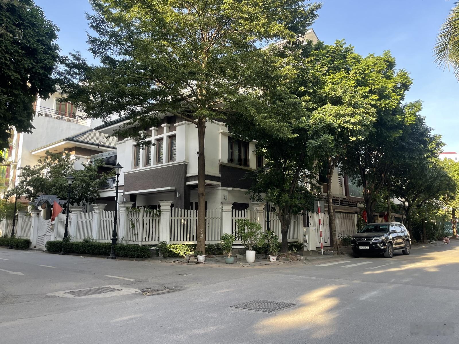 Bán biệt thự Phùng Khoang (An Thắng), 150m2, 5 tầng, không gian đáng sống cho doanh nhân, giá 31 tỷ