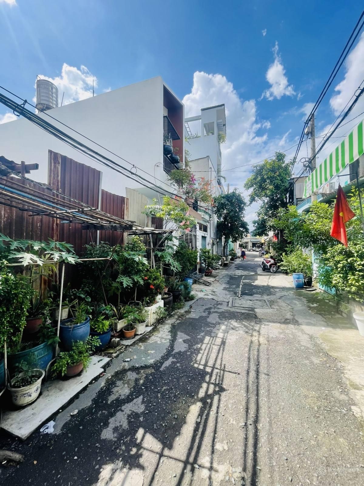 Chỉ 5,190 tỷ - nhà diện tích lớn - 101,7m2 - Phan Văn Hớn - hẻm xe hơi thông