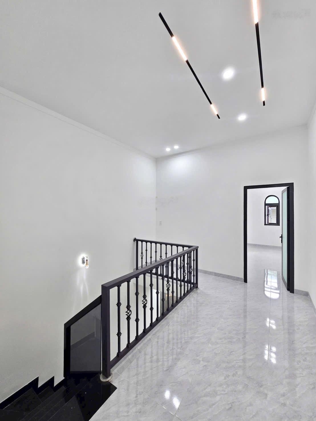 Bán nhà lầu mới - sổ hoàn công, gần giáo xứ Thuận Hoà, KDC Tân Phong. Giá 3,45 tỷ (tl)