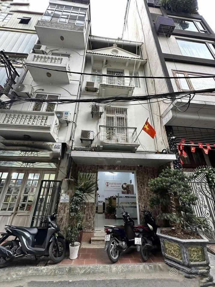 Cho thuê nhà 50m*3.5 tầng, ngõ 49 Huỳnh Thúc Kháng, Đống Đa, giá 18 triệu.