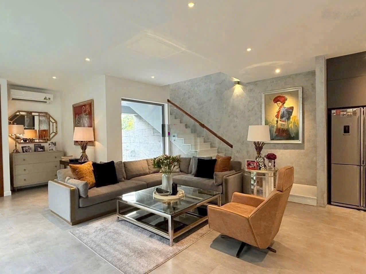 Chính chủ cần bán gấp Biệt thự đường Huỳnh Văn Bánh PN, DT 8x23m 5 tầng thang máy Gara ôtô