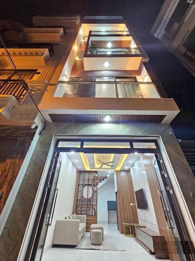 Bán nhà gia quất 35m 5 tầng 5,5 tỷ: dân xây 4 ngủ, sát ô tô, khu vực tiện ích đường thông thoáng