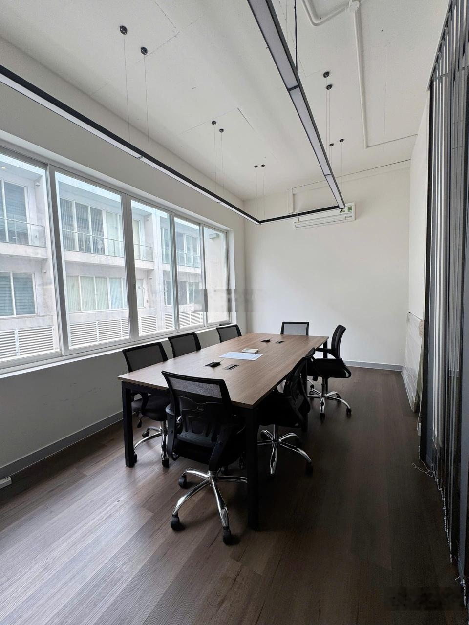 Đã set up sẵn mọi thứ cho 15 người - xách laptop vào làm việc tại văn phòng Sala nha