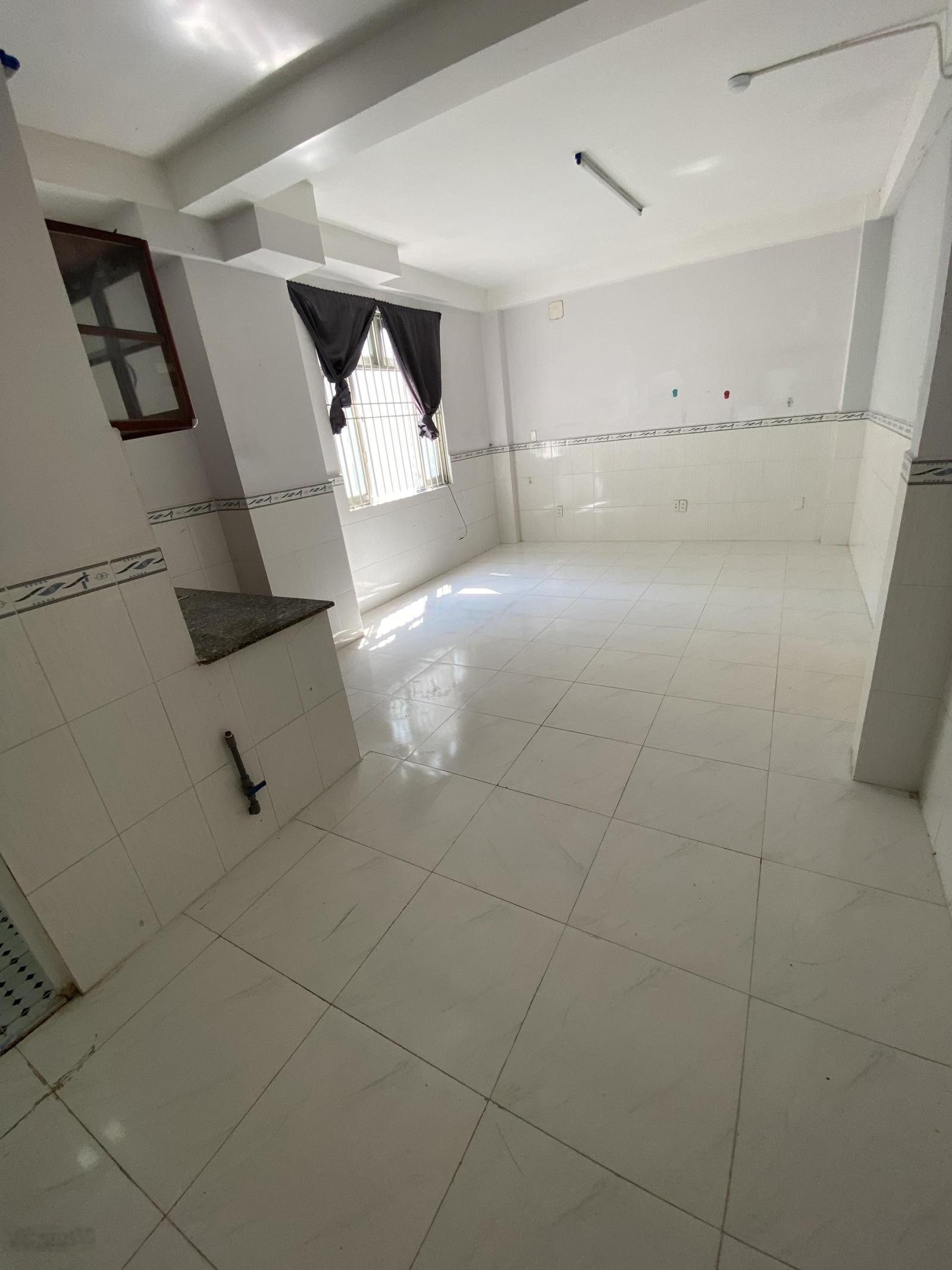 Phòng rộng, tầng 1, 2 cửa xổ, có phòng gần pvh, q3