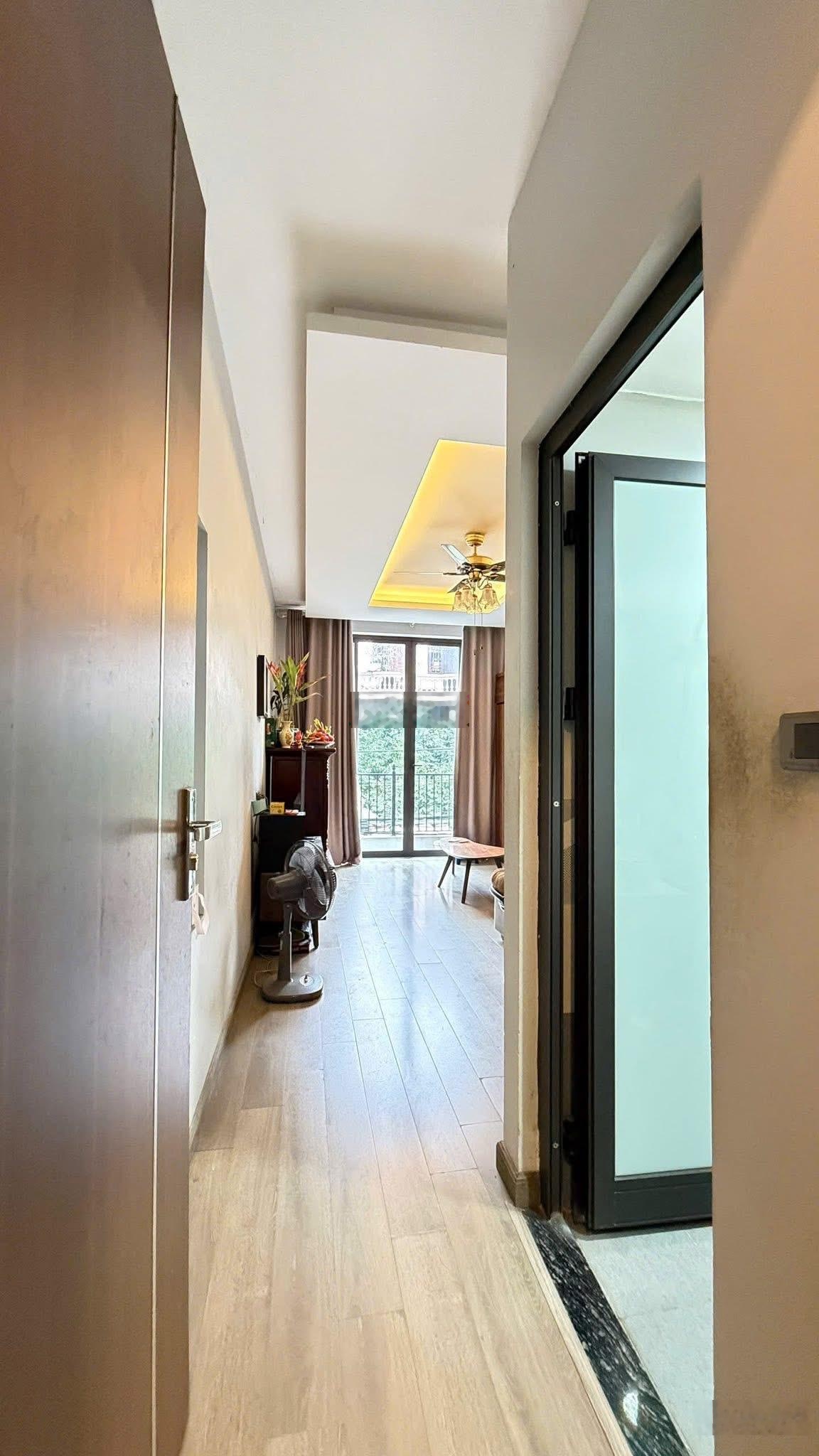 Ô tô đón tết trong nhà mặt phố 8/3- hai bà trưng- dt 40m- 4t-mt 3.7m- giá chỉ gần 13tỷ