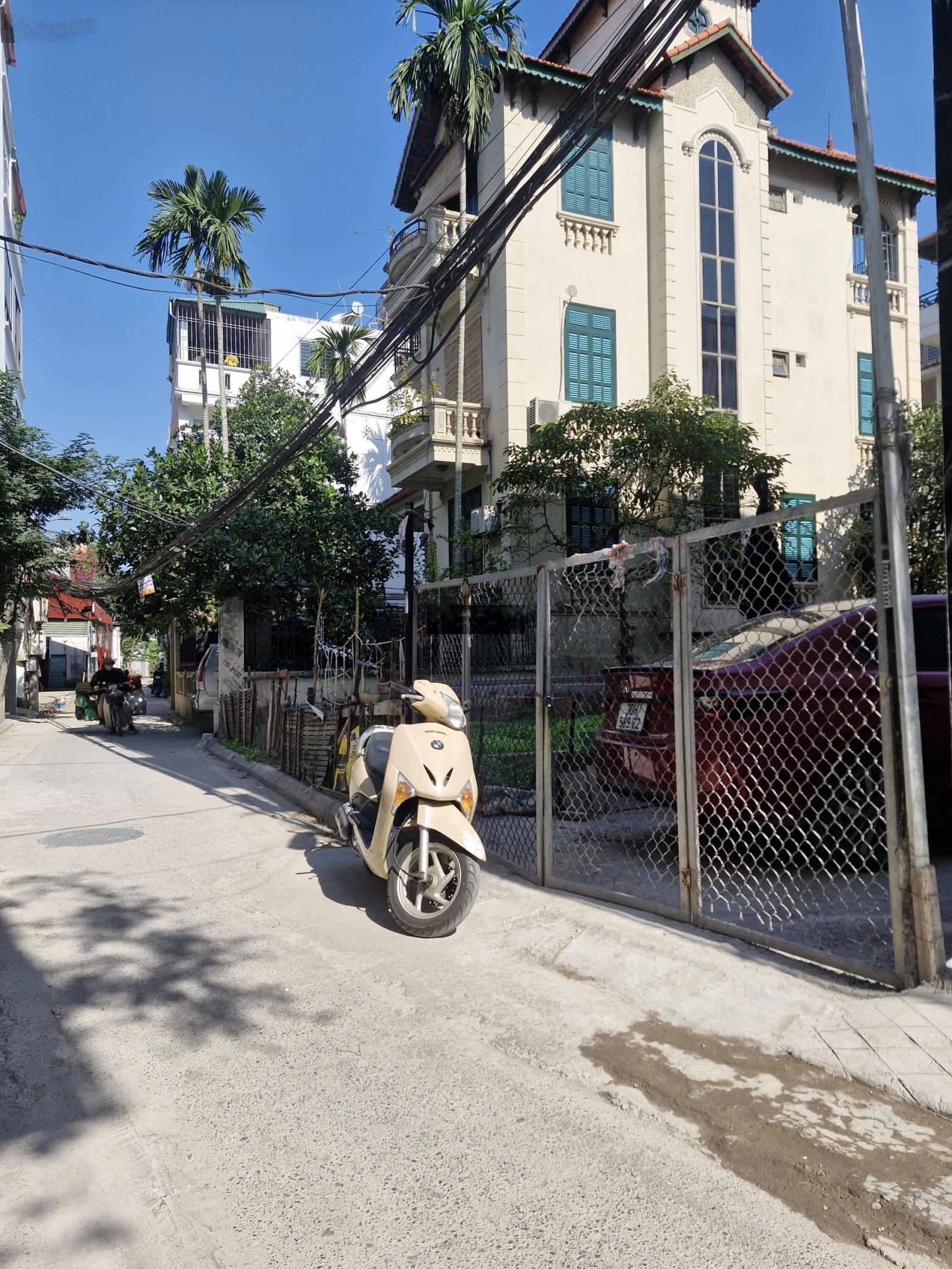 Bán đất phố Vũ Đình Tụng, Thạch Bàn, 66m2, giá 11.5 tỷ, ô tô thông, gần trường C3, gần nhiều dự án