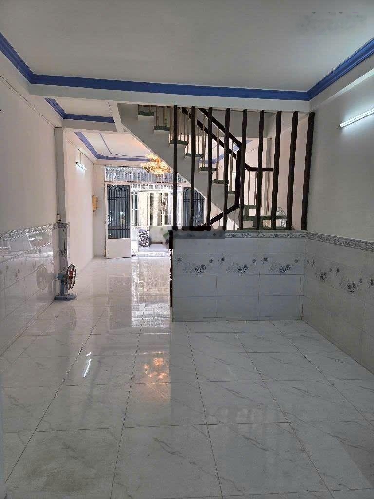 Cần bán gấp nhà Hậu Giang gần chợ vòng xoay Phú Lâm