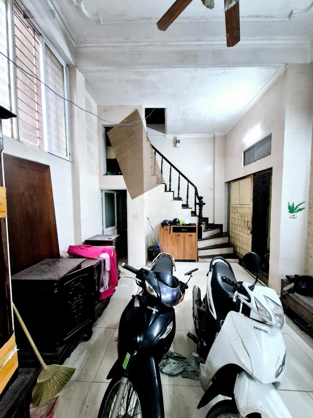 Bán nhà Bạch Mai, dân xây, cách mp 50m, 42m, sổ đỏ chính chủ, giá 8 tỷ