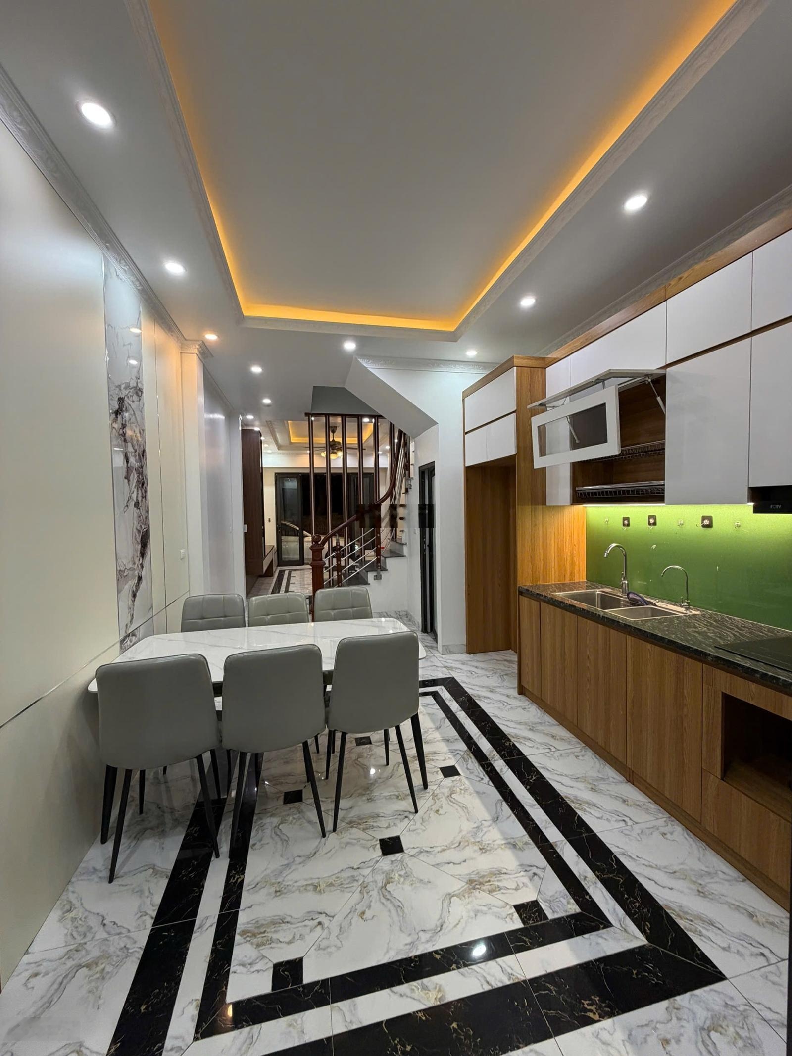 Thạch Bàn:diện tích rộng - 5PN - ô tô cất trong nhà - khu vực trung tâm Quận Long Biên - Giá đầu tư