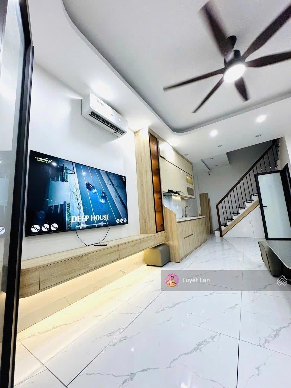 Bán nhà 4 tầng Đông Dư, vị trí đẹp giá 5.25 tỷ. Hàng hiếm có