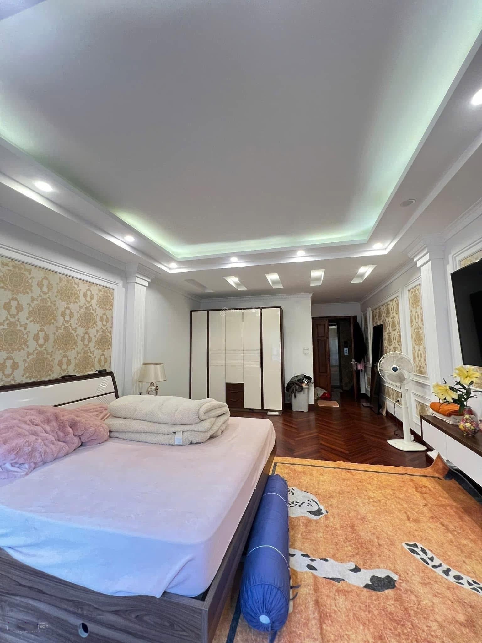 Tôi đang cần tiền bán gấp ( 10 tỷ hơn tẹo xuân thuỷ 40m2 5 phòng ngủ làm việc chính chủ