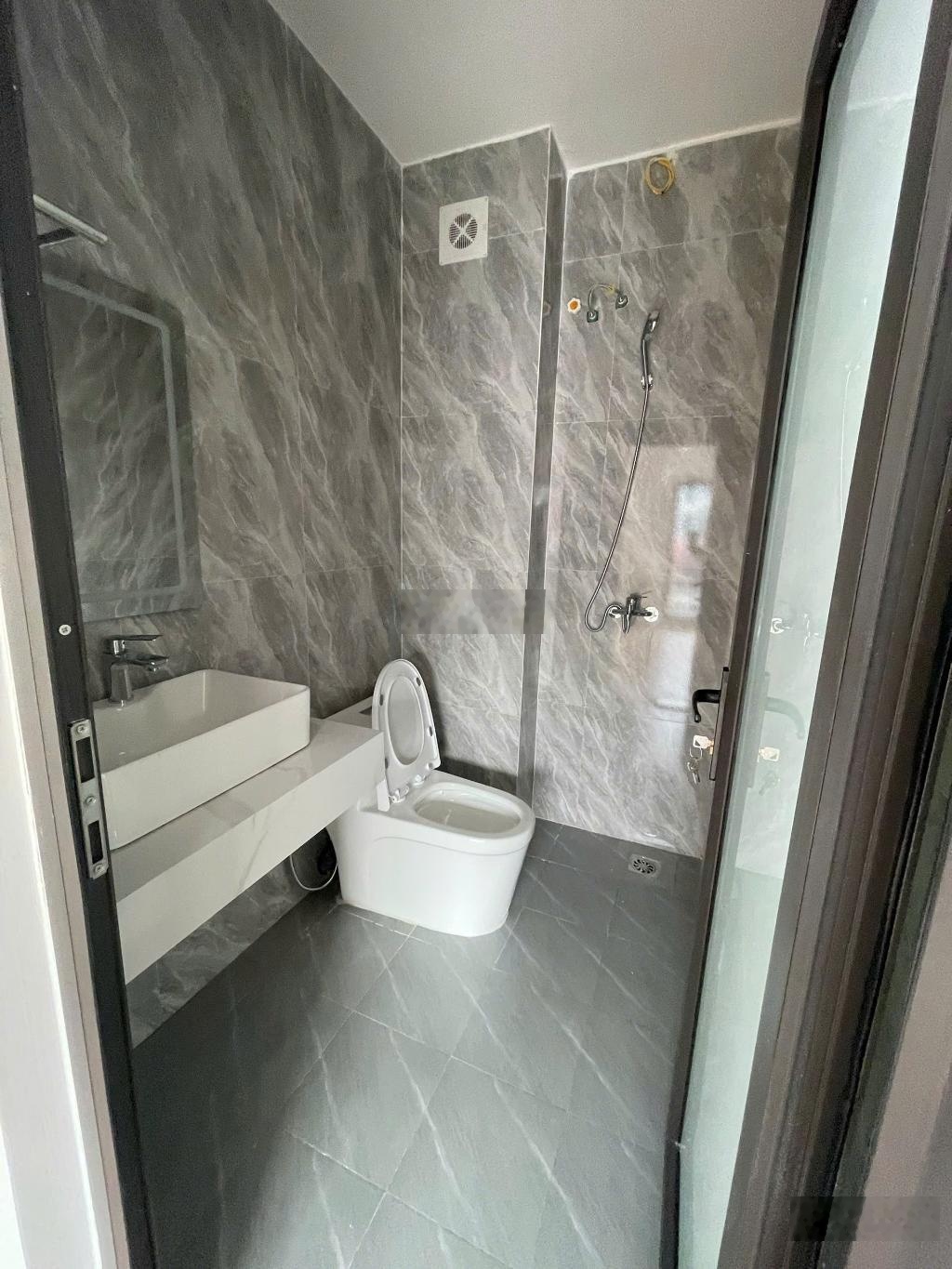 Bán nhà 5 tầng phố Thạch Bàn, sau AEON Long Biên DT 32m2 gồm 3 ngủ 4wc, ôtô đỗ cổng, giá 5,85 tỷ