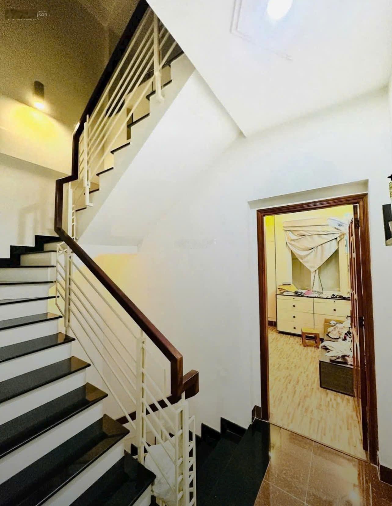 Bán nhà đang cho thuê 17 triệu/tháng - HXH đường Lê Văn Việt, Q.9 - DT 61.7m2/5TỶ5 - sổ hồng riêng