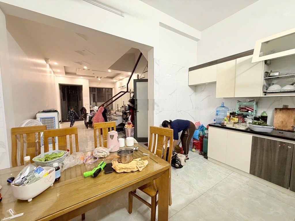 Nhỉnh 9tỷ(~147tr/m2) cho 1 căn nhà 4 tầng duy nhất tại Thạch Bàn, LB. Ko có căn T2 với giá này