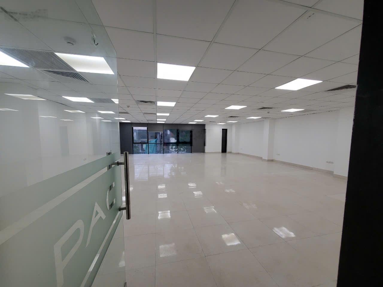 Trống sẵn văn phòng 165m² trên tuyến Võ Văn Tần, P. Võ Thị Sáu, Quận 3. Có thể sử dụng ngay