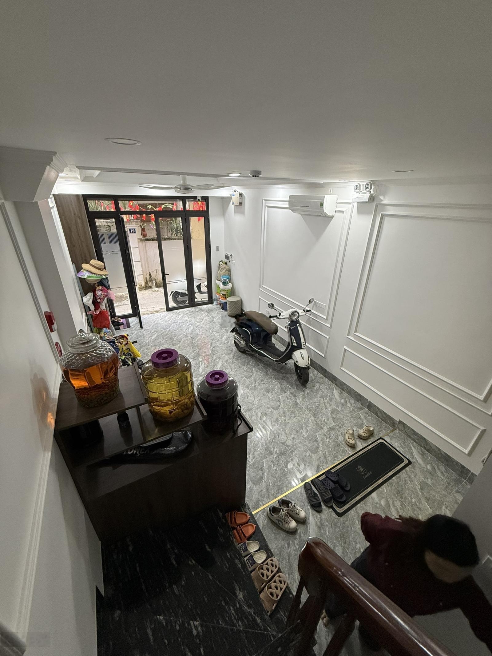 Bán nhà sát chợ đại từ-Hồ Linh Đàm- Ô tô đỗ cửa-34Mx5 Tầng-nhà đẹp ở luôn. 8,4 Tỷ