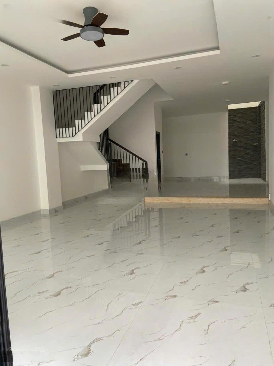 Cho thuê nhà nguyên căn khu vực Phú Thọ Hòa HXH 6x20m - Trệt 3 Lầu, 5PN 5WC - Hẻm Xe Hơi Thông