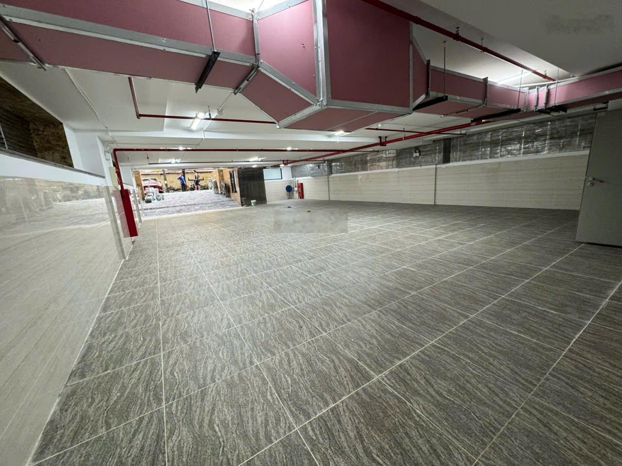 Cho thuê mặt bằng 2 tầng Lô góc MT 15m toạ lạc mặt phố Hoàng Ngân - quận Cầu Giấy