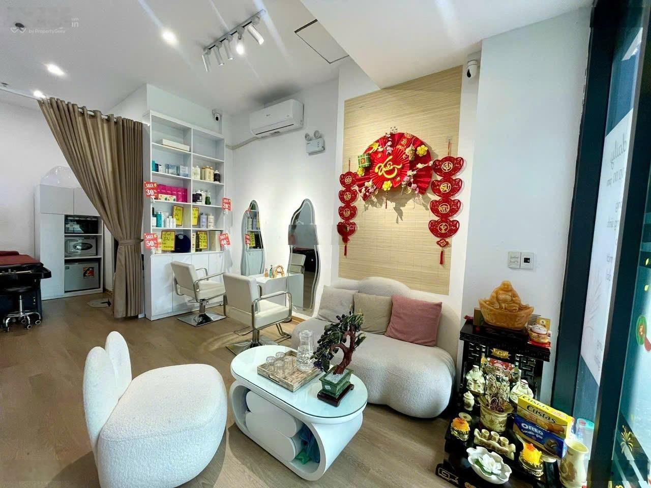 Chính chủ bán shophouse chân đế đẹp tòa i1 Vinhomes Smart City, nhiều tiện ích, cho thuê kinh doanh