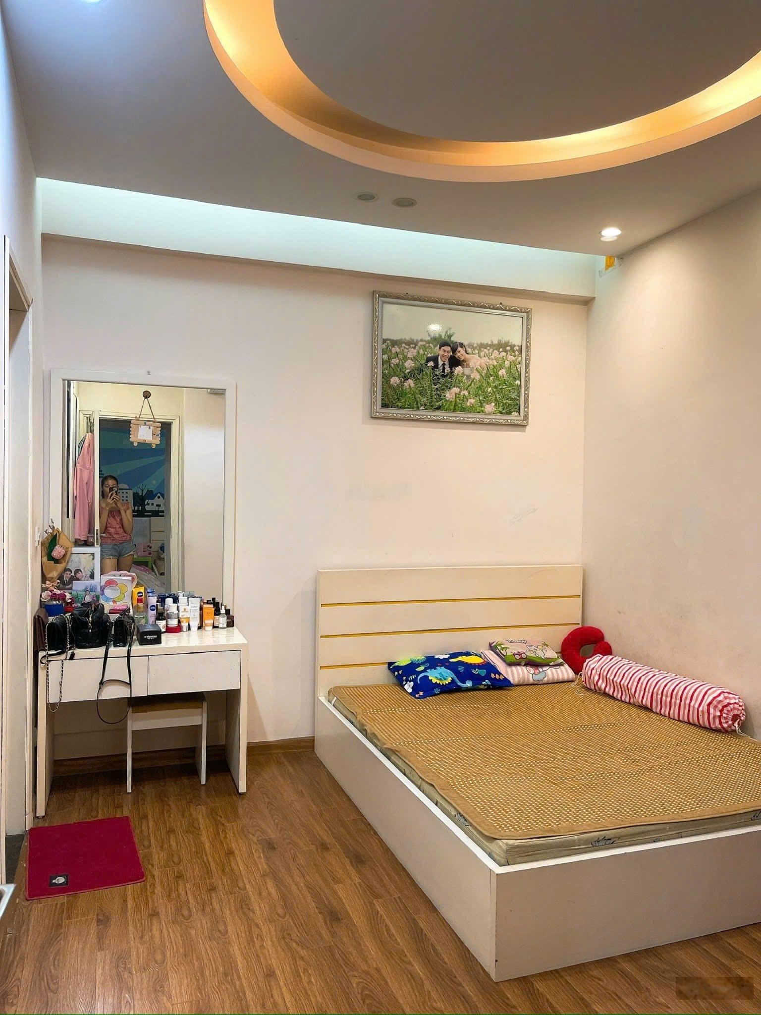 Bán gấp căn Chung Cư CT2. ĐN2, KĐT Định Công. Nhà mới đẹp 3 ngủ. DT79m2. Giá 6.9 Tỷ.