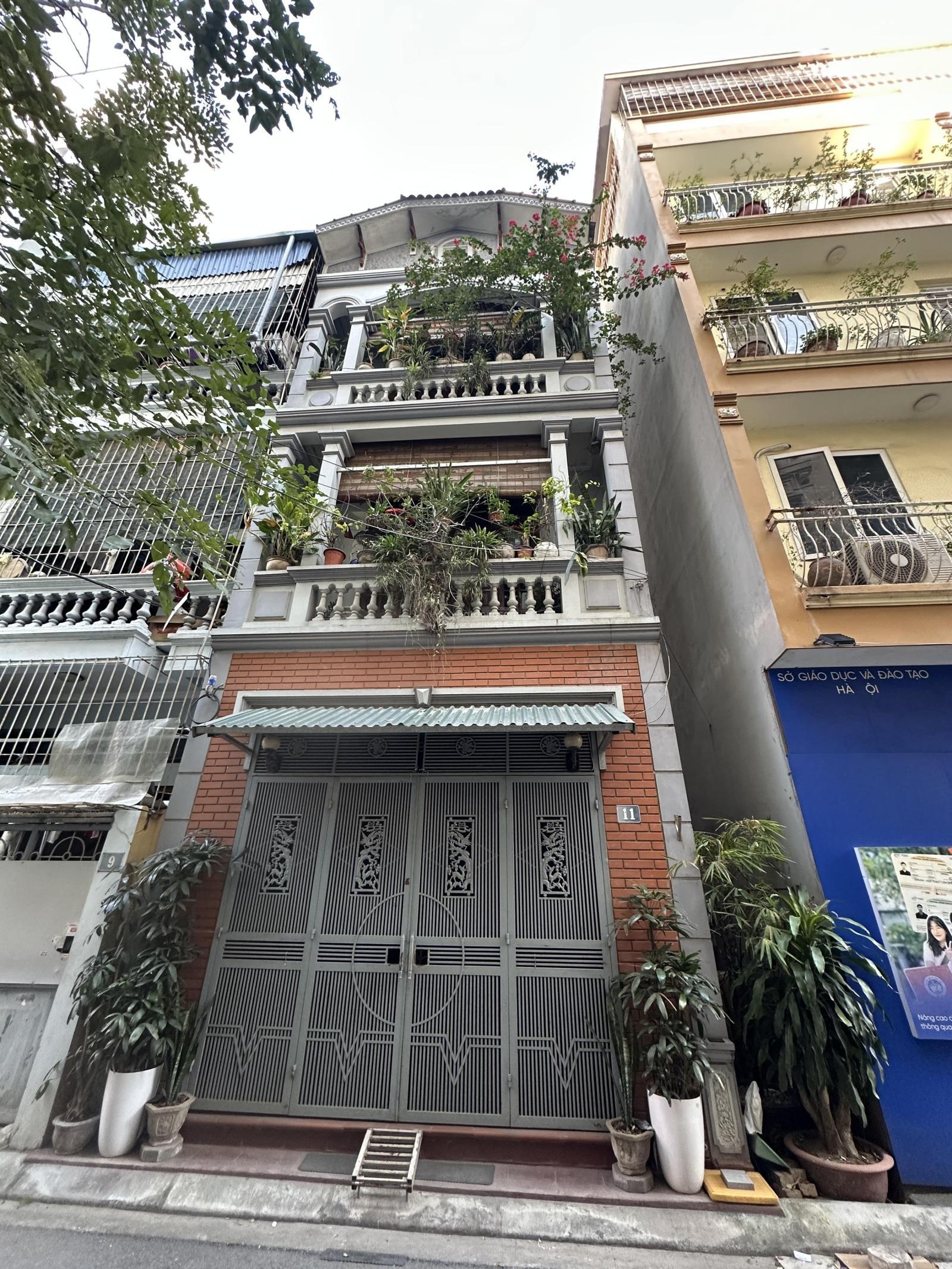 Nhà dân xây 4 tầng, ô tô đậu cửa nhà, 4 phòng ngủ riêng biệt