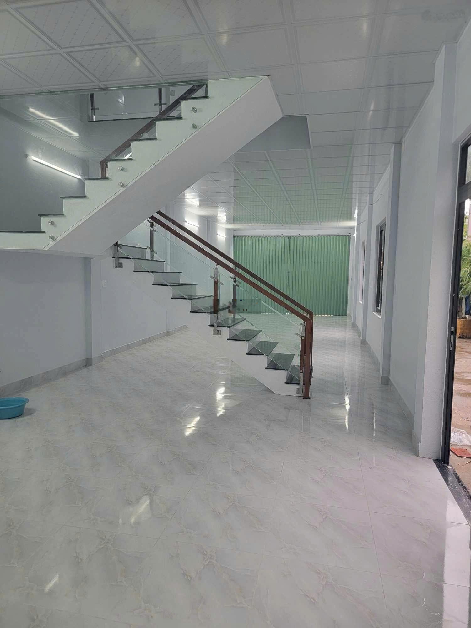 Nhà 2 tầng trống suốt đường Nguyễn Phước Lan gần cầu Hòa Xuân