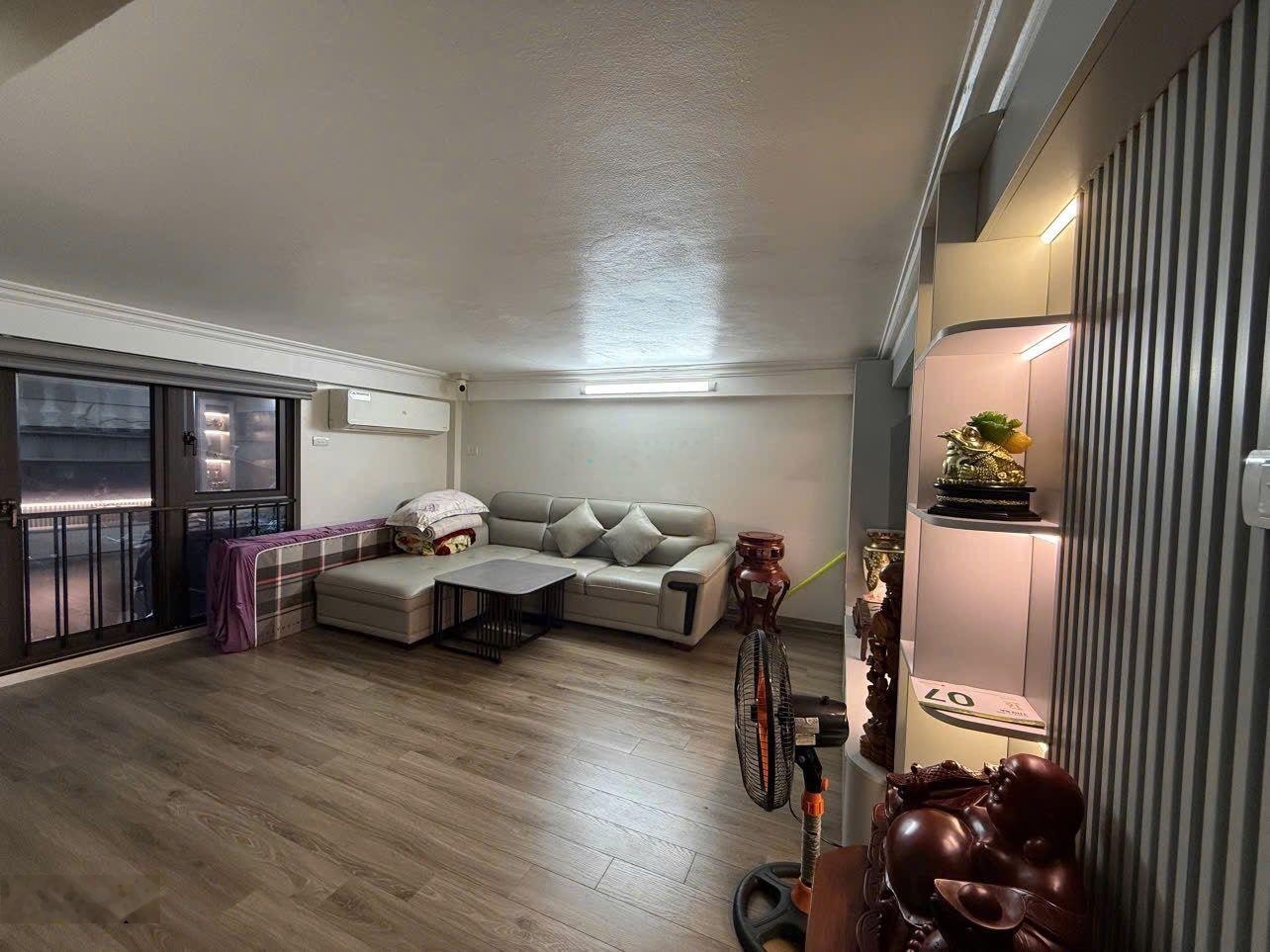 Bán nhà phố Lê Văn Hưu Quận Hai Bà Trưng. Diện tích: 30m2, xây dựng: 6 tầng kiên cố, mặt tiền: 6 m