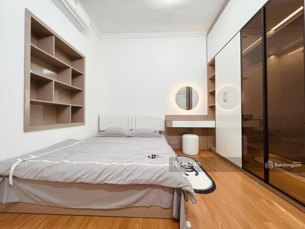 Bán nhà vip phố cổ lương văn can 60 m2 tầng 1+2 sân rộng ban công kd homestay sổ đỏ hoàn kiếm