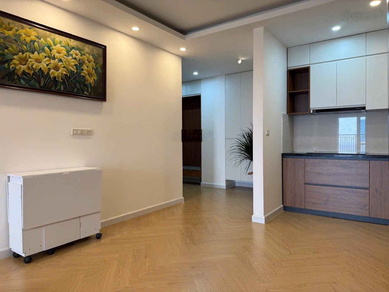 Chính chủ bán căn hộ 93,5m2. Tầng trung, căn góc, full nội thất. 3PN - 2VS. Cửa ĐB ban công TN