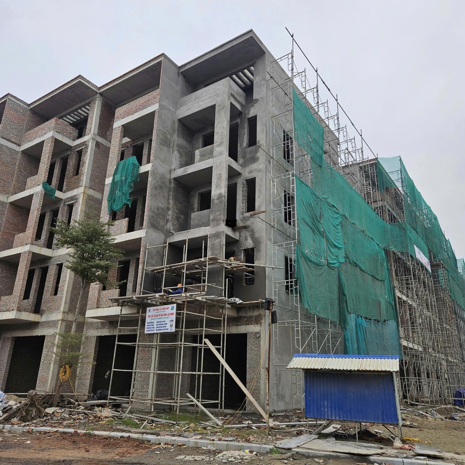 Em có sẵn 05 căn shop nhà phố Đông Triều hoàn thiện gần mặt đường QL 18 full giá 3,9 tỷ