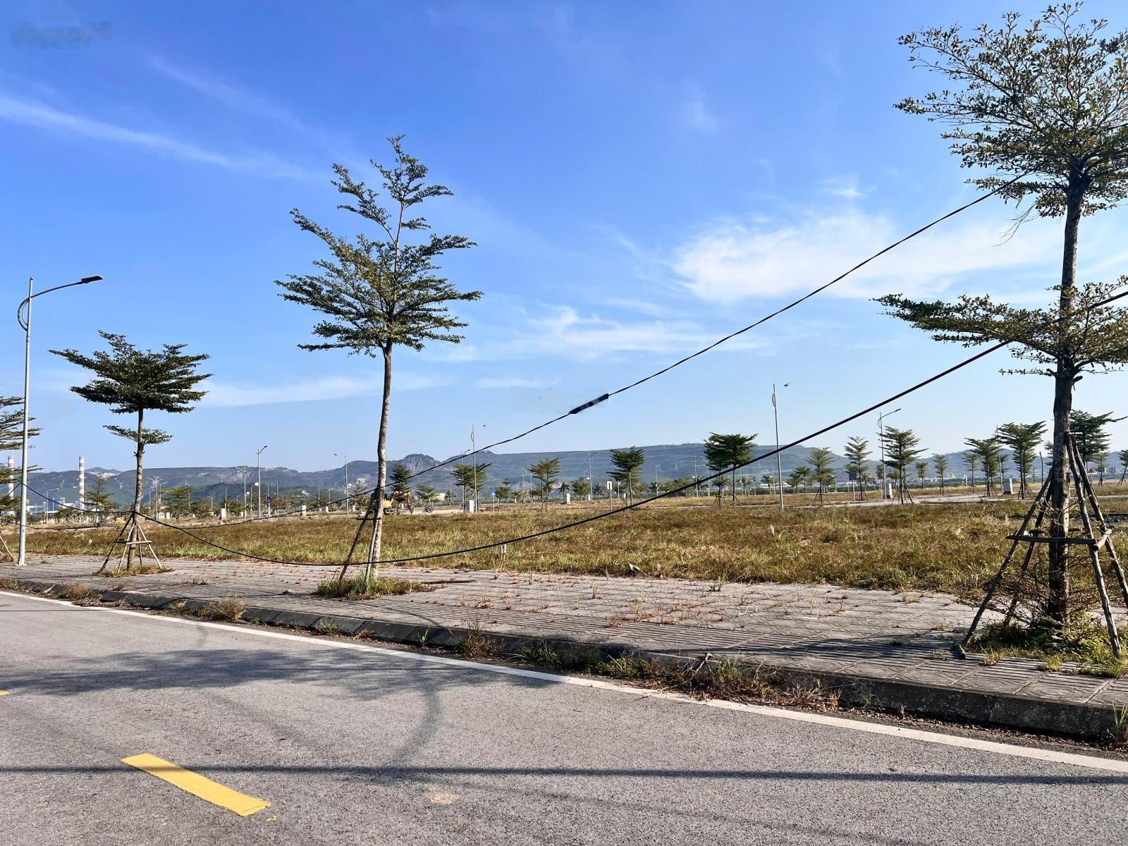 Bán đất mặt đường chính / đón sóng trung tâm hành chính mới Quảng Ninh