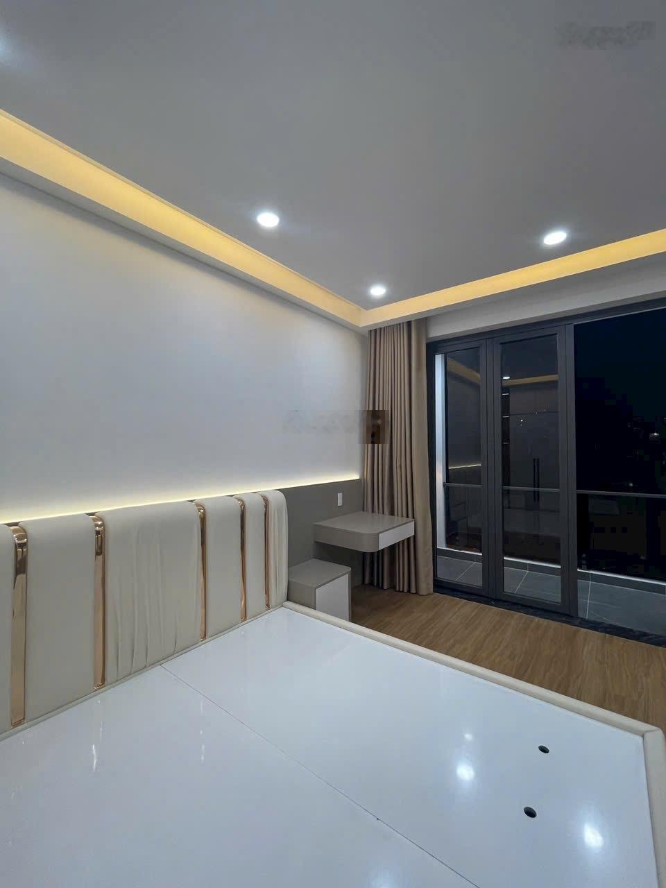 Nhà đẹp mặt tiền đường số phường Tân Quy, quận 7 sổ hồng 80m full nội thất có thang máy