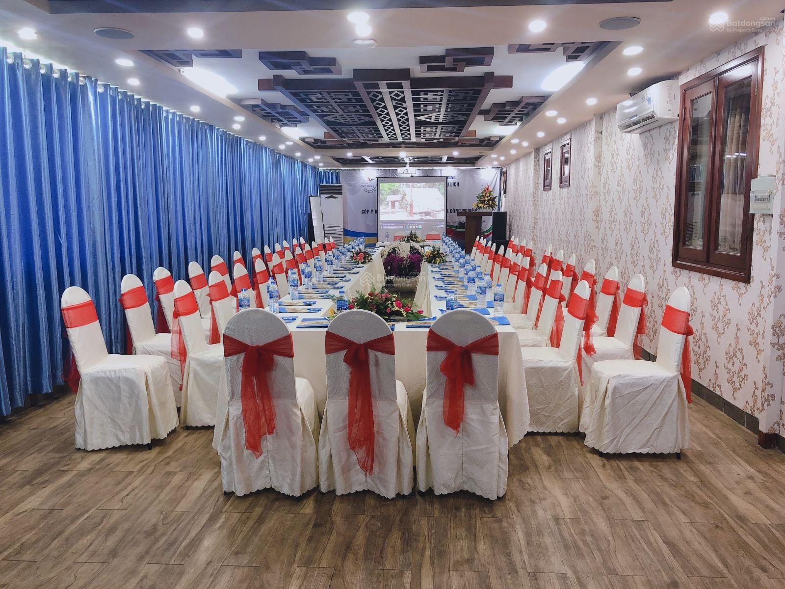 Cho thuê khách sạn 3 sao - 60 phòng - mặt tiền qL13 - ngang 20m - 8 tầng - giá: 300 tr/th