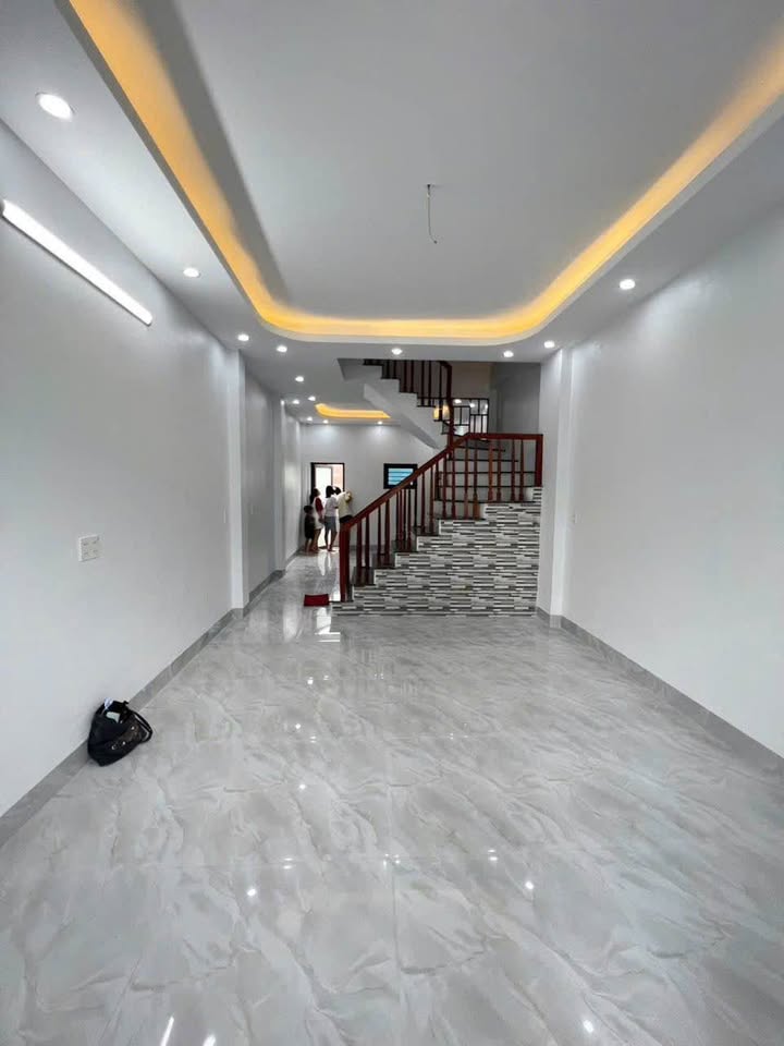 Nhà 3 tầng Phú Xuân, Thái Bình - Giá nhỉnh 1 tỷ, gần chợ trường, sẵn sàng đón chủ mới