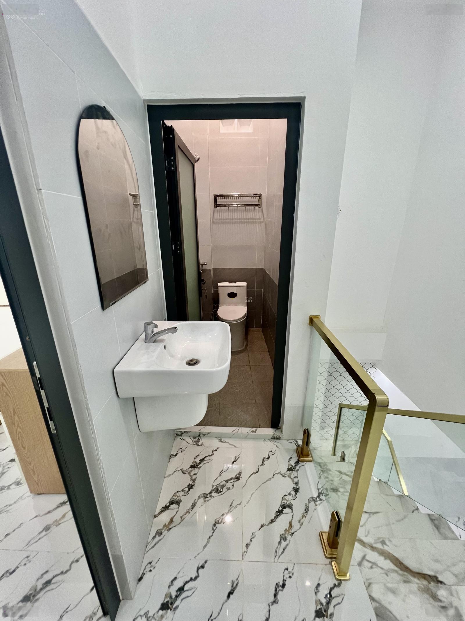 Nhà lầu mới ngay góc 3 mặt tiền hẻm đối diện bệnh viện phụ sản, chỉ cách đường CMT8 30m