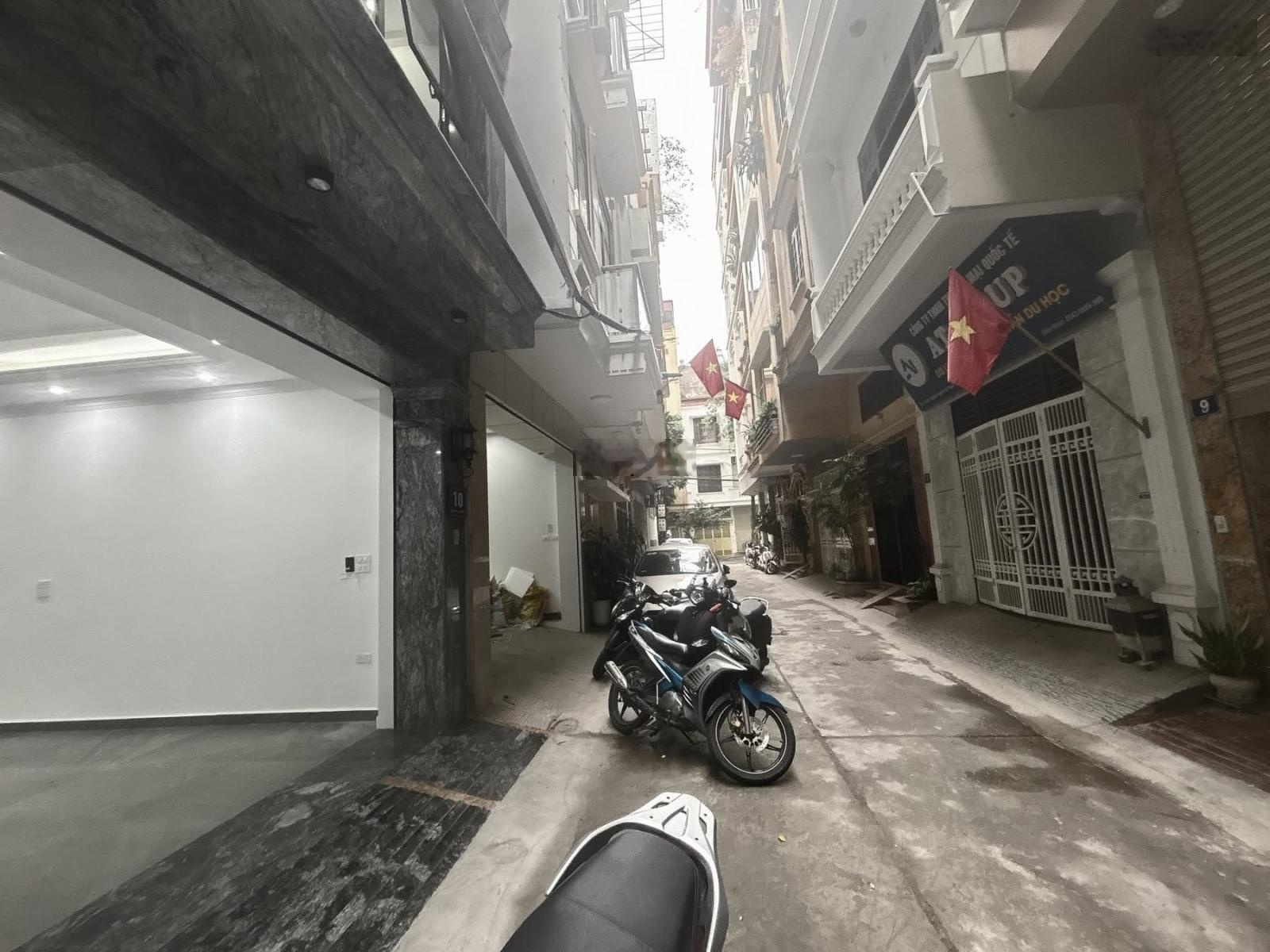 Bán nhà phố Chùa Láng -Ô tô đỗ cửa,5 tầng thang máy,2 thoáng trước sau -DT40m-Giá 15.x Tỷ