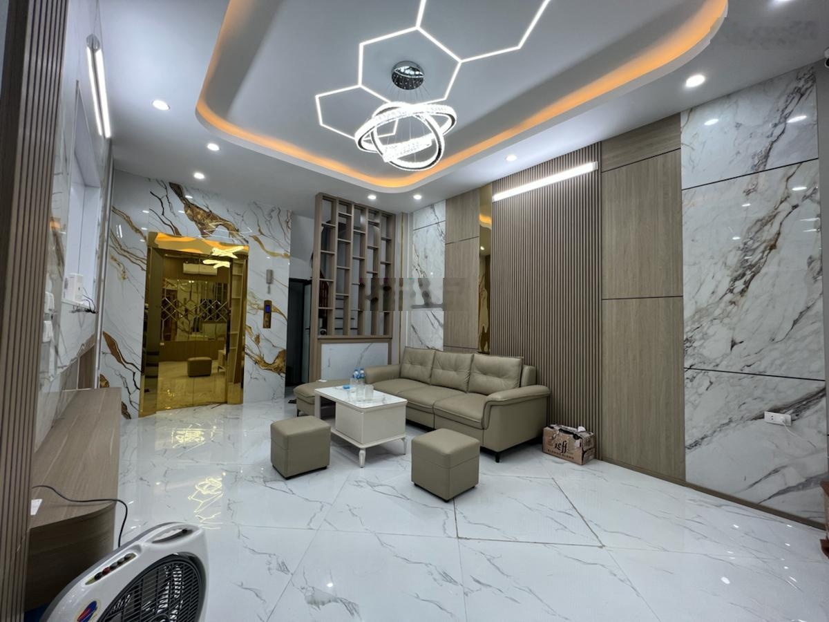 Bán gấp nhà phố Nguyễn Lương Bằng, Đống Đa. 40m 7 tầng , thang máy, oto ngay cổng, nhỉnh 11 tỷ.