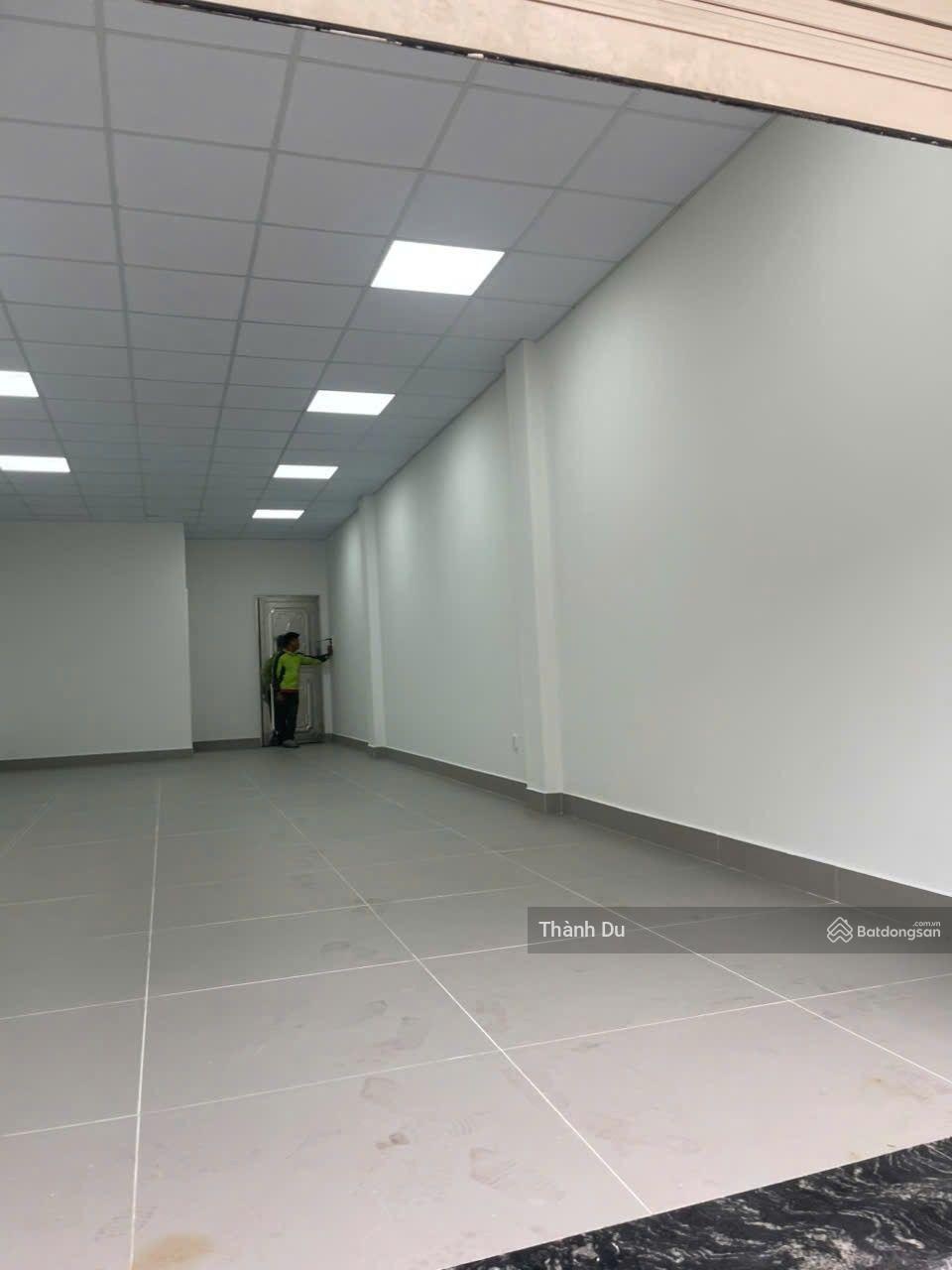 Cho thuê mặt bằng mới đẹp mặt phố Ngô Gia Tự, Long Biên, phù hợp mọi loại hình 12tr/th