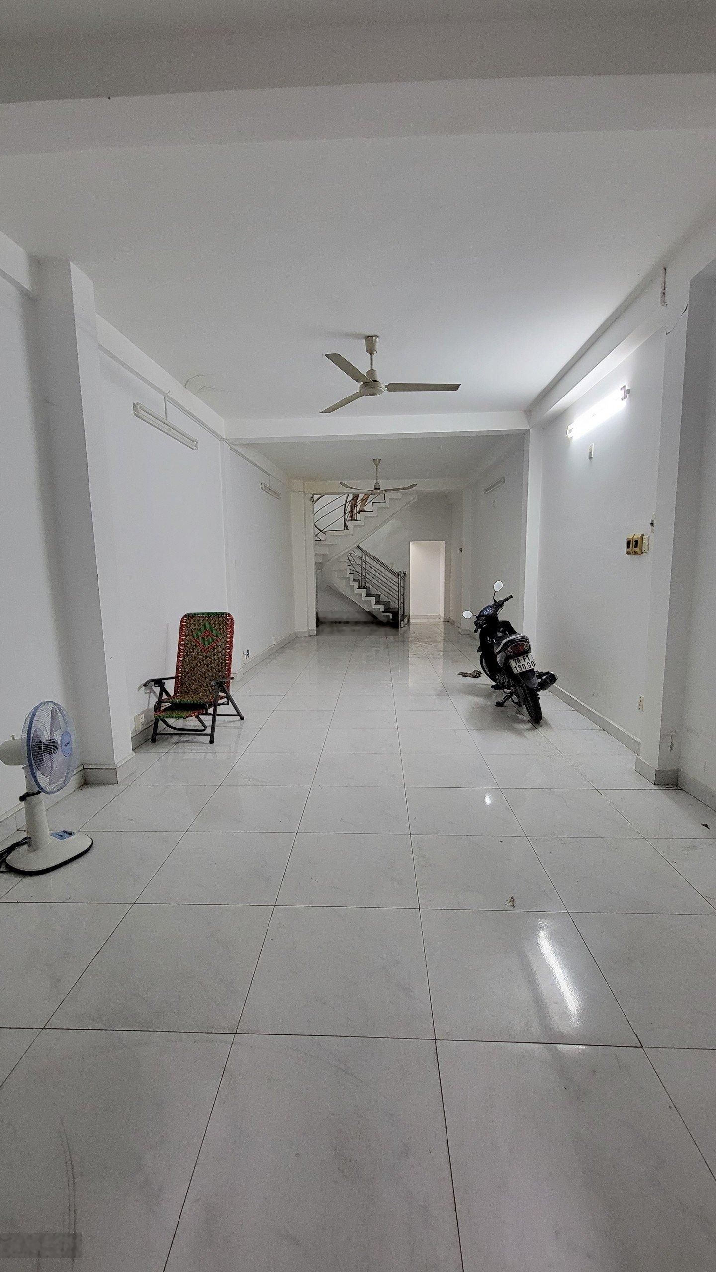 Nhà 5 tầng. Mặt tiền 159 Nguyễn Chí Thanh, Q11. DT: 4.5x18m, 4PN 4WC. Giá 25 triệu/tháng