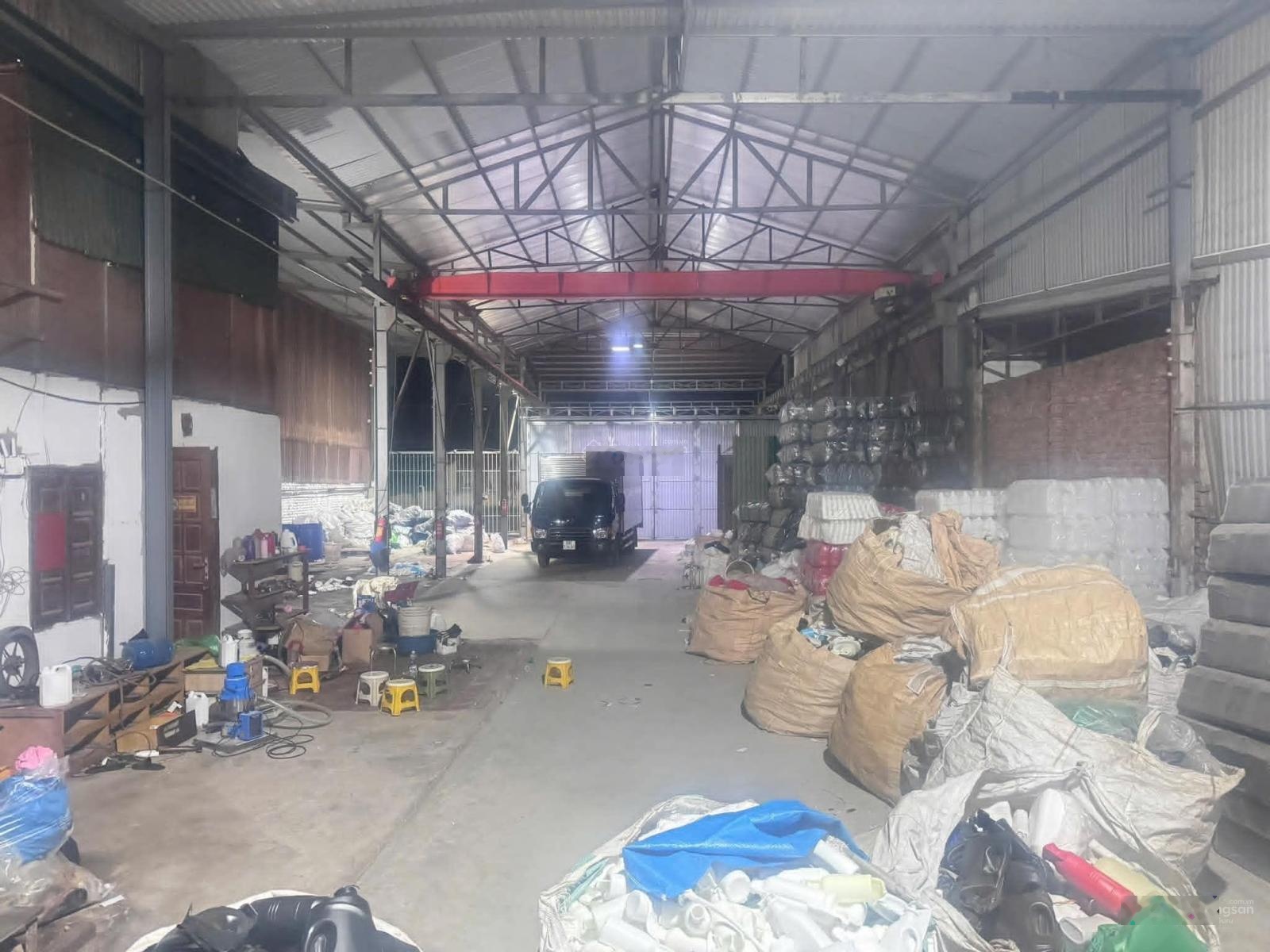 Cho thuê kho xưởng yên sở Hoài Đức 1200m có sẵn cẩu trục 5 tấn. Điện 350A. Giá mền 35tr/th