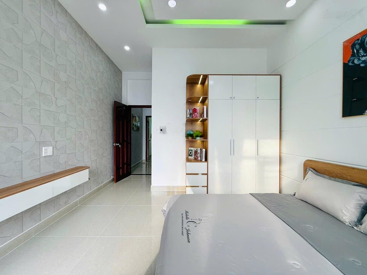 Chốt ngay căn nhà 52.5m2 ngay Nguyễn Kiệm, Phú Nhuận. Có SHR, hẻm 5m. LH: 092852429